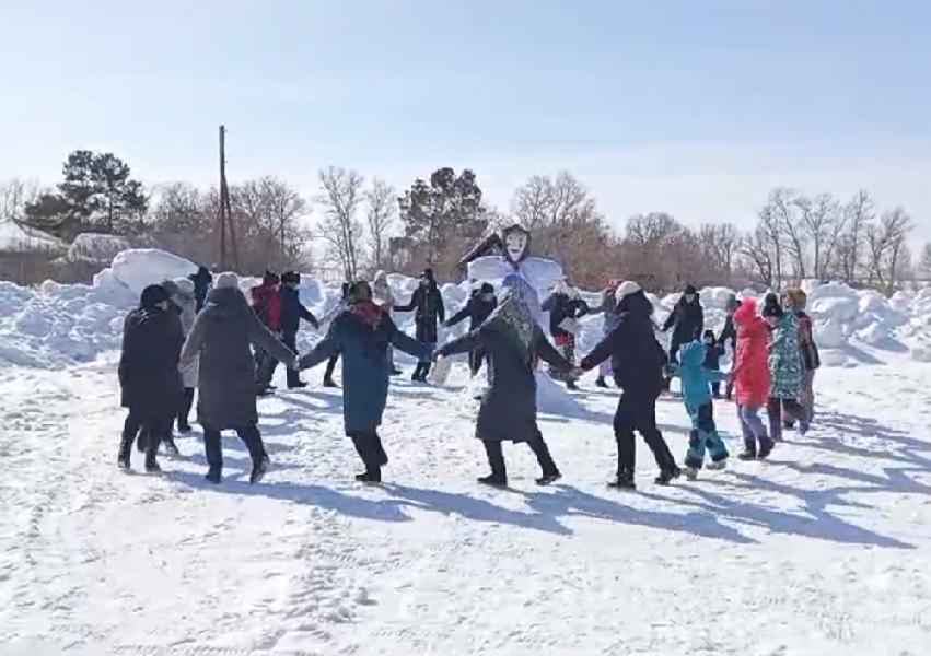 Жители Топольного проводили зиму