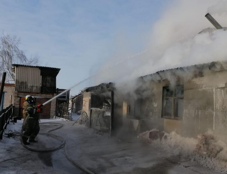 В ходе пожара пенсионер из Хабаров лишился дома, но остался жив