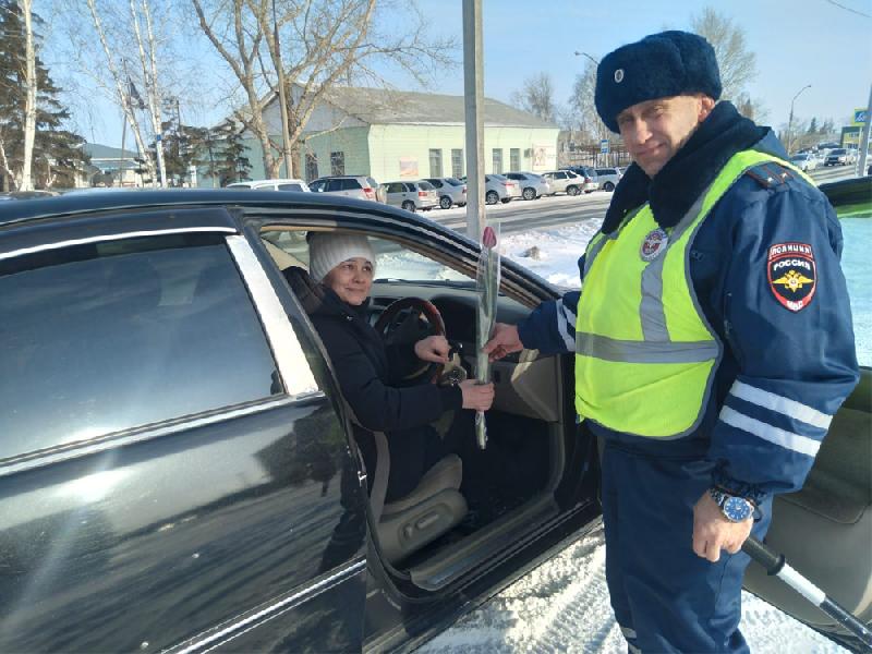 Сотрудники Госавтоинспекции поздравляют автоледи с 8 марта