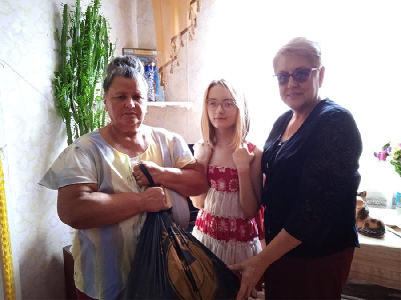 Председатель женсовета Славяносербщины передала юной жительнице Зимогорья школьные принадлежности от Алтайского края