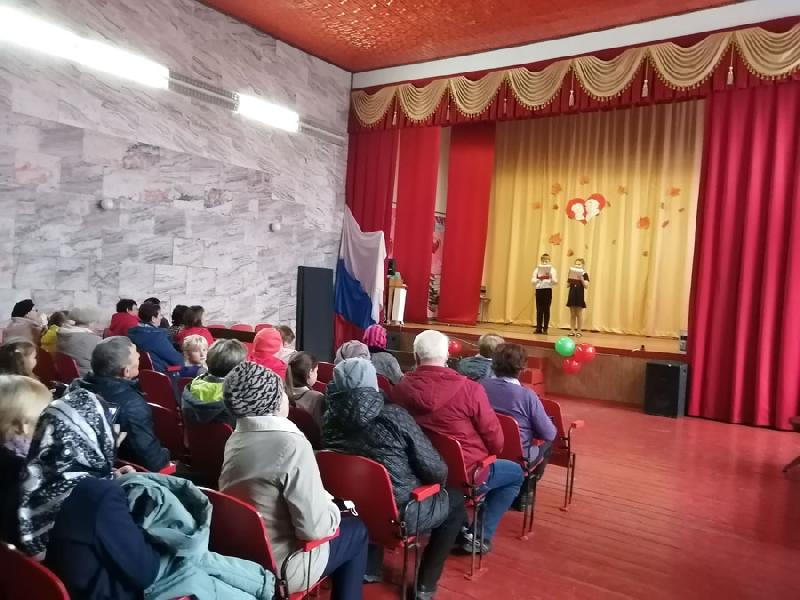 Ребята из Хабарской СОШ №2 организовали для своих дедушек и бабушек  праздничный концерт 