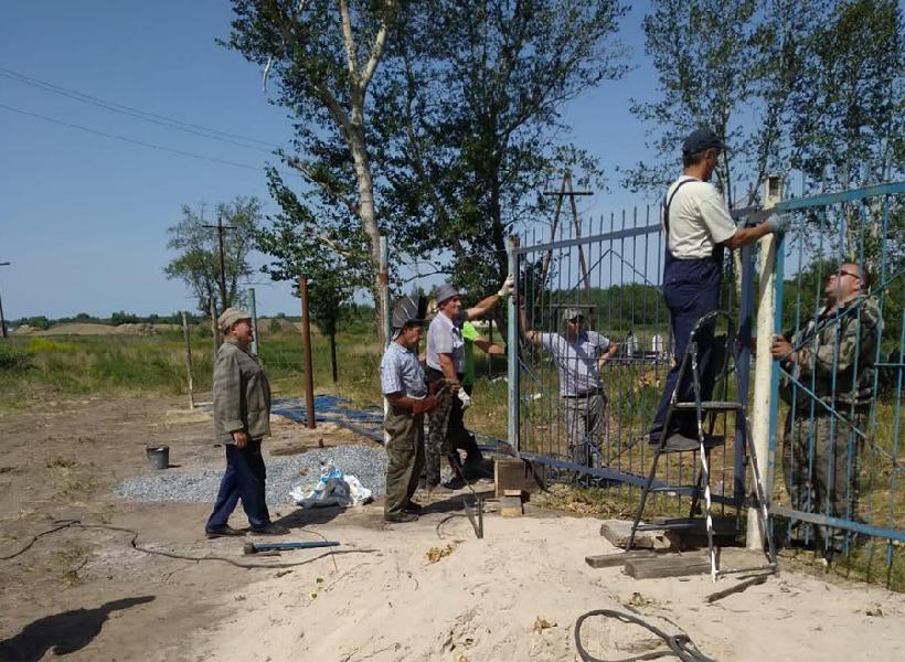 Жители Новоильинки вышли на субботник и установили ограждение на гражданском кладбище