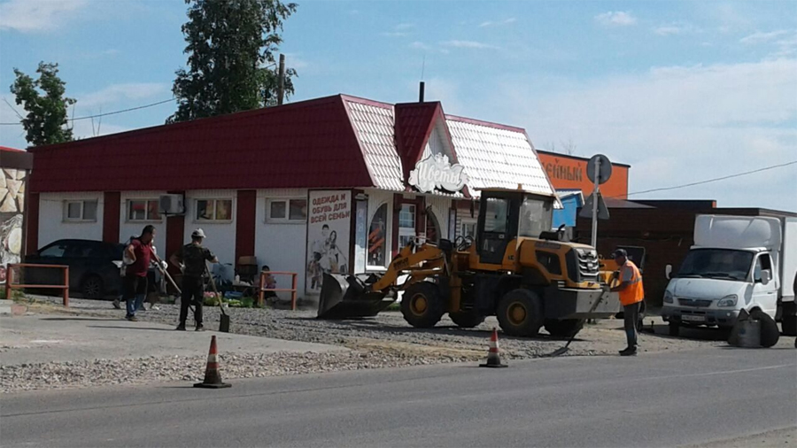 Предприниматели Хабарского района асфальтируют прилегающую к магазинам территорию