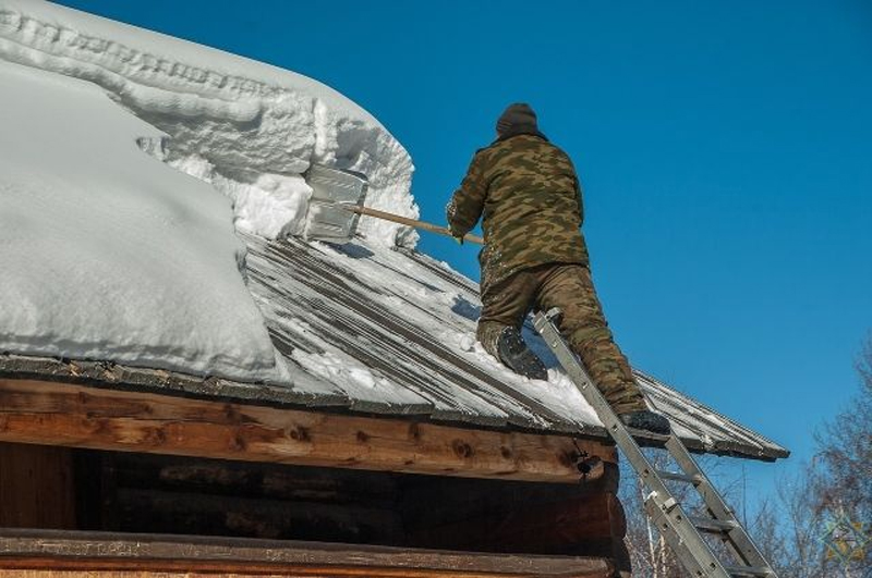 В связи с неблагоприятными погодными условиями МЧС рекомендует очищать кровли от снега во избежание несчастных случаев