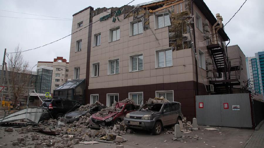 280 деревьев и 134 крыши. Какой урон нанес Алтайскому краю штормовой ветер