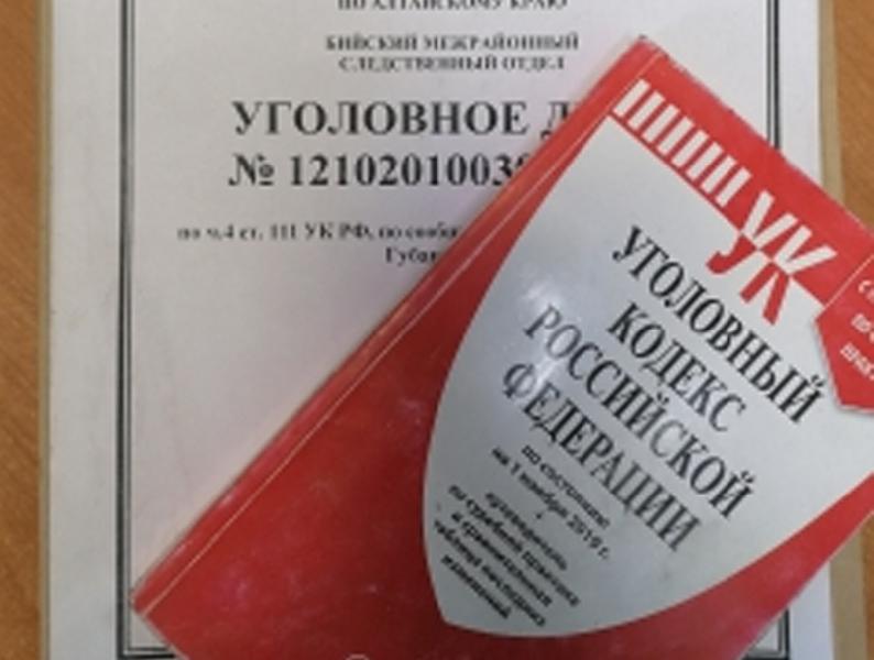 Перед судом предстанут трое жителей Хабарского района, обвиняемые в совершении вымогательства денежных средств у двух 17-летних подростков