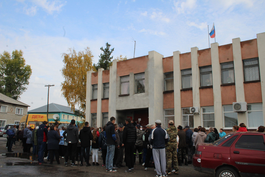 Родине служить: Хабарский район отправил первую команду земляков, призванных по мобилизации