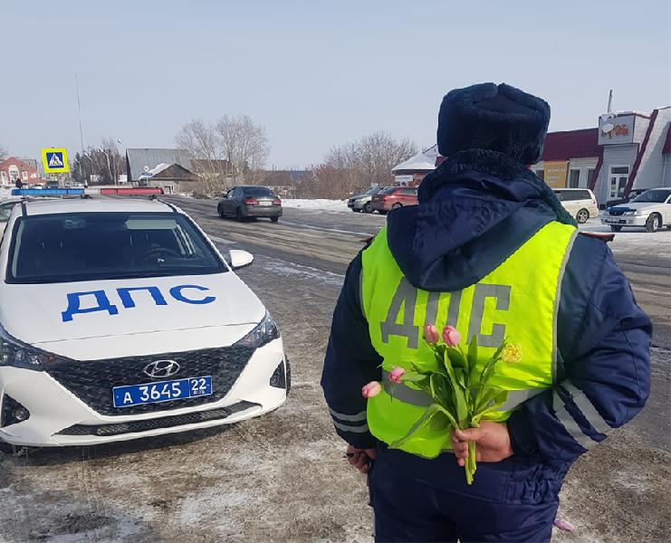 Сотрудники МО МВД России «Хабарский» поздравляют женщин с 8 Марта
