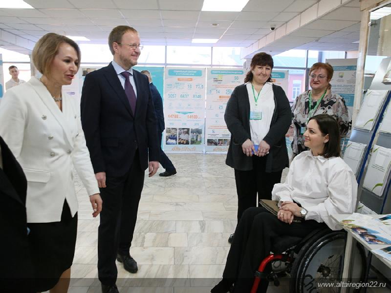 Губернатор Алтайского края Виктор Томенко поблагодарил работников соцзащиты за компетентность и человеческую доброту