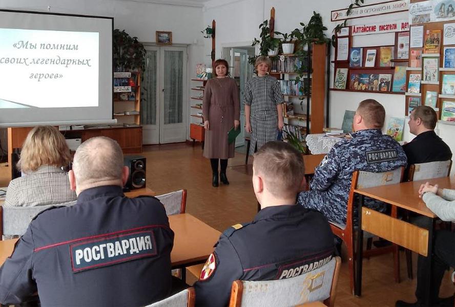 Хабарские библиотекари поздравили с Днём защитника Отечества мужчин вневедомственной охраны