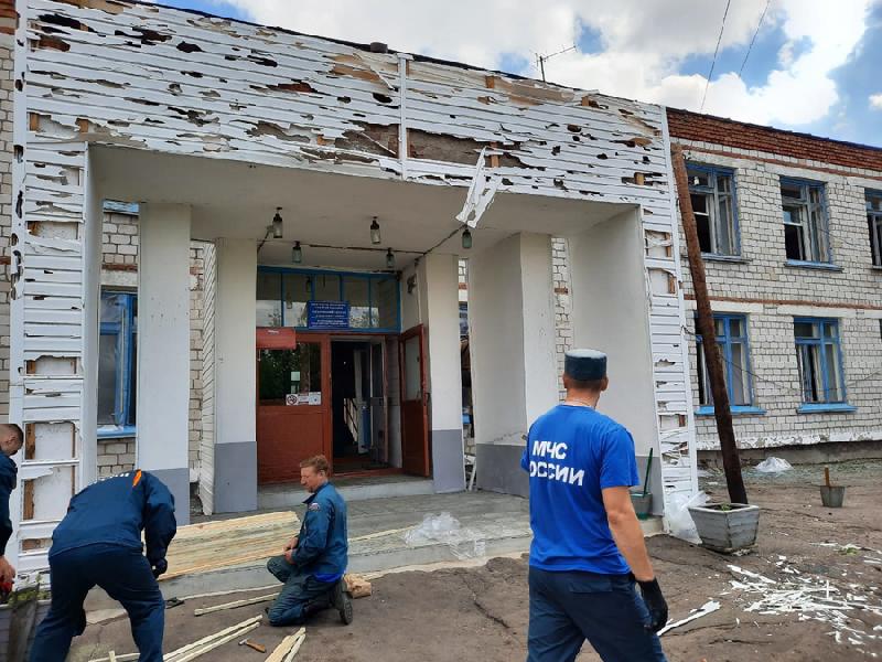 Спасатели работают в пострадавшем от града селе