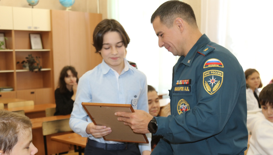 Начальник Главного управления МЧС России по Алтайскому краю поблагодарил юного героя за мужество, самоотверженность и уверенные действия при спасении утопающего