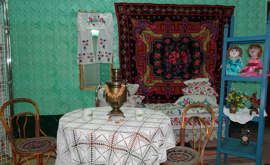 К Международному женскому дню в Хабарском ДК оформлена выставка «Мир женских увлечений»