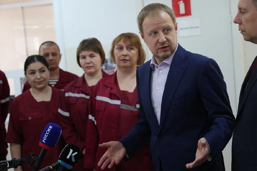Губернатор Алтайского края Виктор Томенко приехал к медикам в их праздник