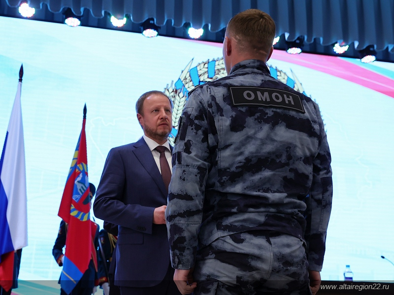 Губернатор Виктор Томенко вручил награды Алтайского края бойцам Росгвардии за успешное выполнение задач в зоне специальной военной операции