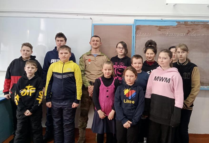 В Тополинской школе состоялась патриотичная встреча с военнослужащим, участником спецоперации Денисом Гоголем