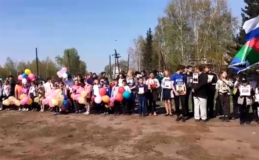 Жители Мичуринского встретили праздник Победы у памятника защитникам Родины