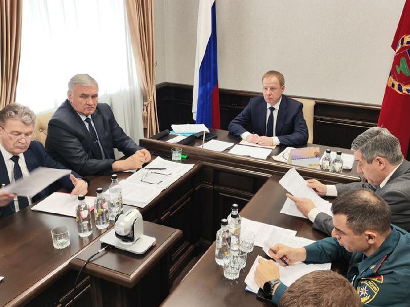 Губернатор края Виктор Томенко принял участие в видеоселекторном совещании по вопросам готовности регионов Сибири к паводку и пожароопасному сезону