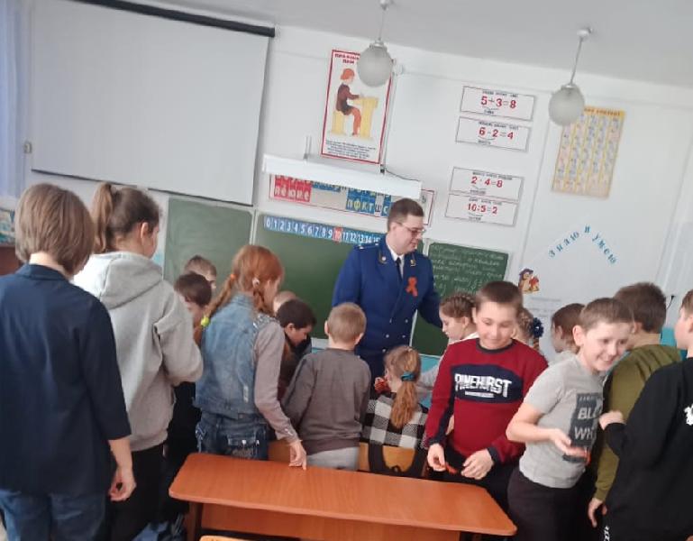 Прокурор Хабарского района и его заместитель накануне Дня защитника Отечества повстречались со школьниками райцентра
