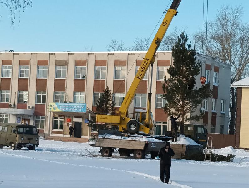 В Хабарах началось возведение новогоднего городка