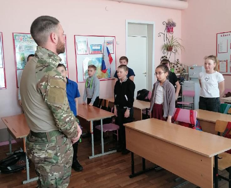 В Хабарской СОШ № 2 прошёл необычный классный час «Своих не бросаем»