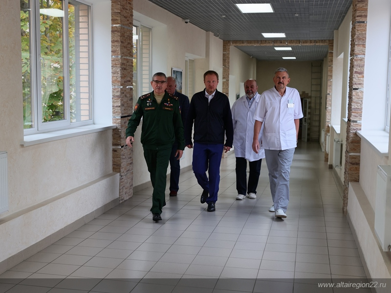 Губернатор Виктор Томенко встретился с проходящими лечение военнослужащими из Алтайского края