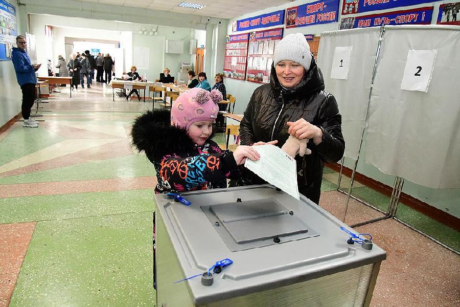 Второй день выборов в Алтайском крае: люди идут голосовать семьями и коллективами