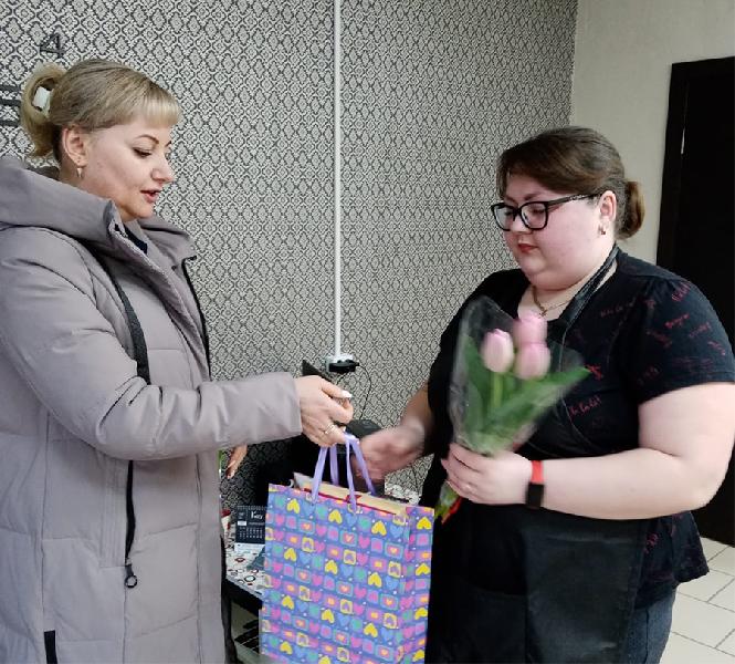 Жена мобилизованного принимала поздравления с 8 Марта от Хабарской ЦРБ