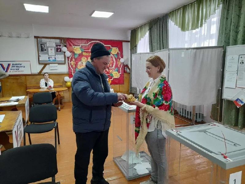 В Алтайском крае на избирательных участках вкусно и весело. Масленица пришла на выборы