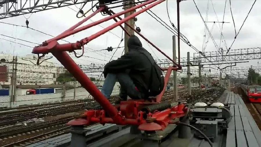 В Хабарском районе подросток получил удар током, решив сфотографироваться на грузовом вагоне