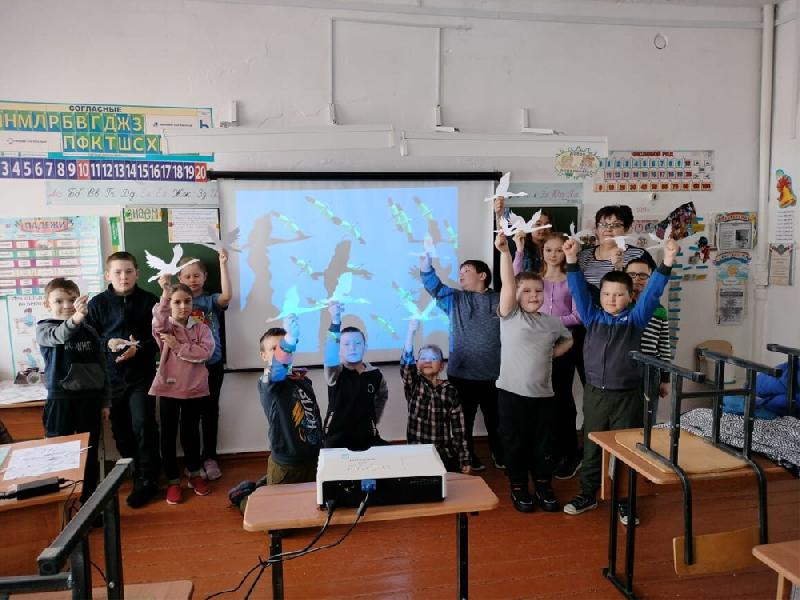 Ученики и педагоги Плёсо-Курьинской ООШ присоединились к акции «Летят журавли»