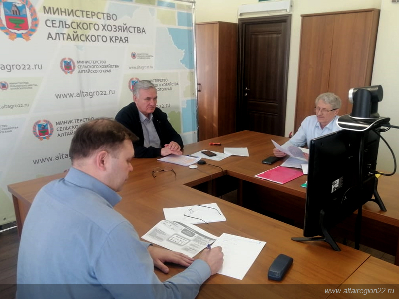 Заместитель Председателя Правительства Алтайского края Александр Лукьянов проинформировал Министра сельского хозяйства России о ходе подготовки к весенне-полевой кампании